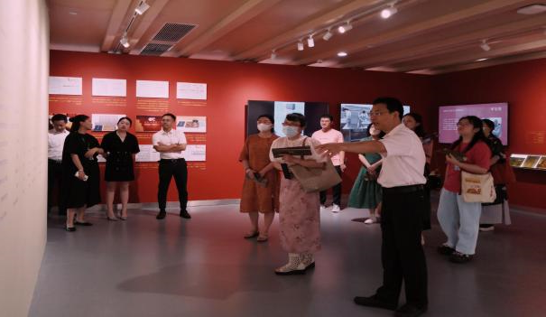 松江區文化旅游局副局長張國強向市民代表講解文化展覽